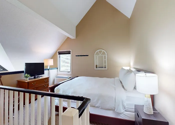 Mountain Loft Magic: Pool, Hot Tub, Tennis