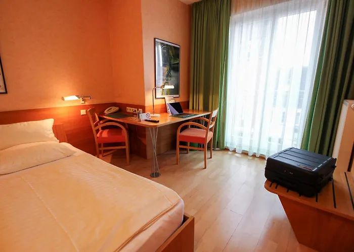 An der Persiluhr Stadt-gut-Hotel
