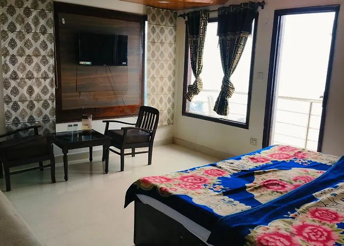 Hotel Holiday Plaza Dalhousie - Near Ghandhi Chowk Mall Road