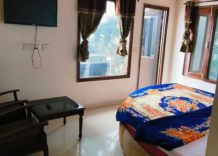 Hotel Plaza Dalhousie - Near Ghandhi Chowk Mall Road