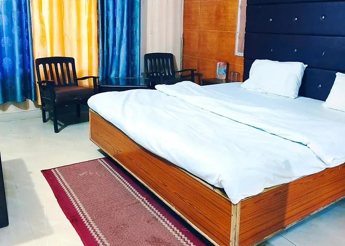 Hotel Holiday Plaza Dalhousie - Near Ghandhi Chowk Mall Road