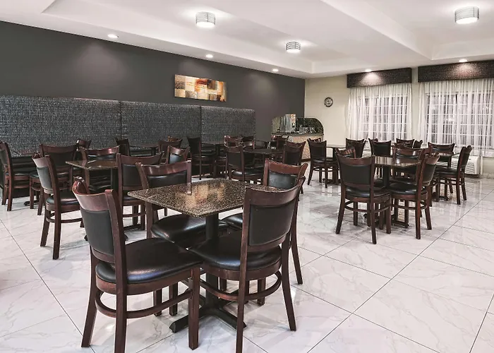 La Quinta Inn & Suites By Wyndham Mercedes Outlet Mall