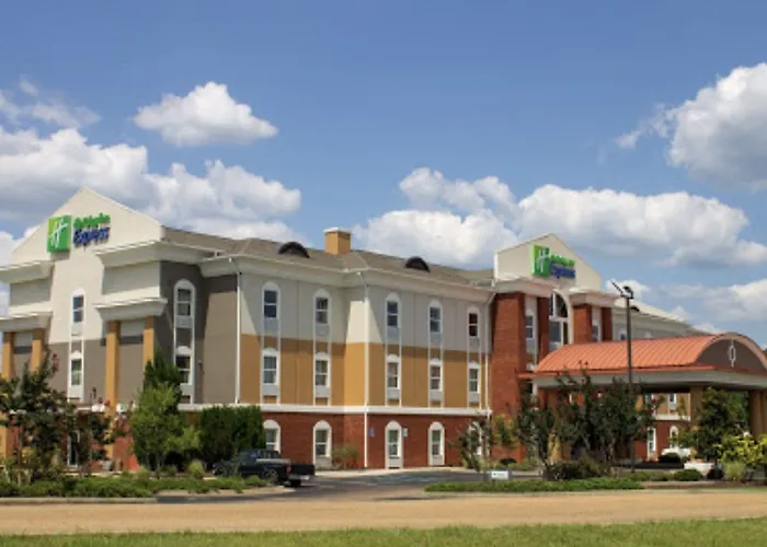 Holiday Inn Express Mccomb By Ihg