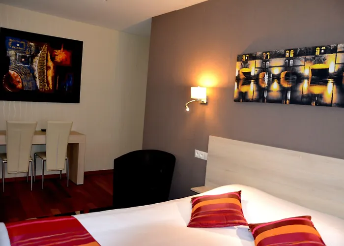 Logis Hotel Du Centre - Halte Ideale En Cyclotourisme Avec Garage A Velos Clos