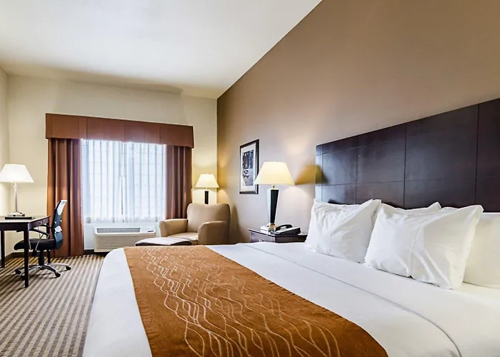 Comfort Inn & Suites Lawrence - University Area