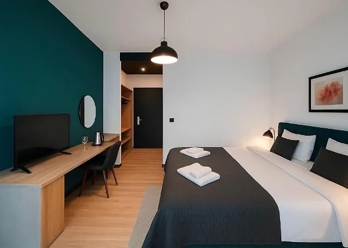 Lakeview Hotel & Apartments