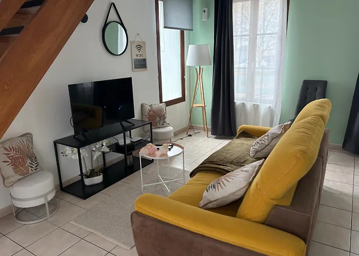 Logis Hotel- Restaurant Le Relais Guillaume De Normandy-Parking Gratuit--Vue Baie Terrasse-Calme-Bornes Electrique-Local Velos Securise
