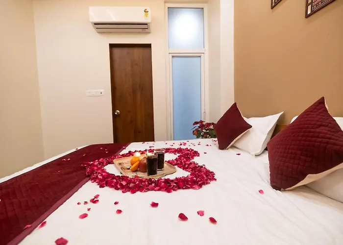 Hotel Raaz And Family Restaurant