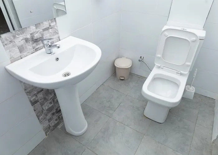 Bezalel Hotel, Meru