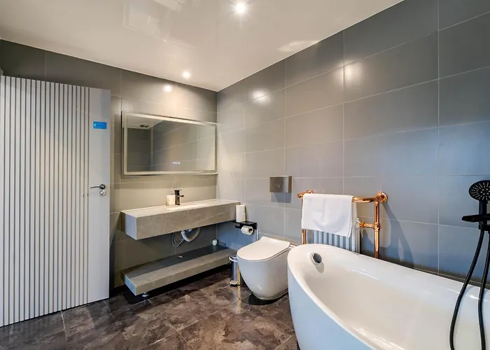 Waterhead Bath Suites - Parking And Light Breakfast