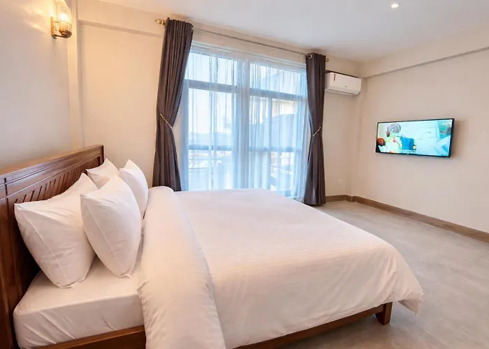 Peak Hotel & Safaris