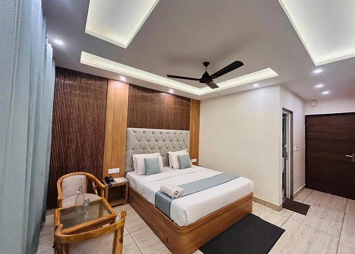 Oakleaf Hotel & Resort - A Classic Rooms & Prime Location Near Library Chowk