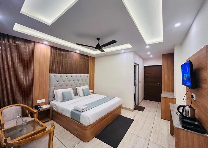 Oakleaf Hotel & Resort - A Classic Rooms & Prime Location Near Library Chowk