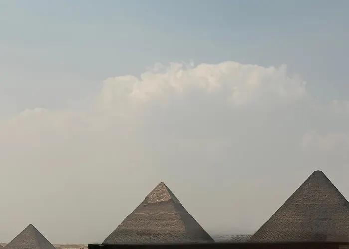 Jiwar Three Pyramids View Inn