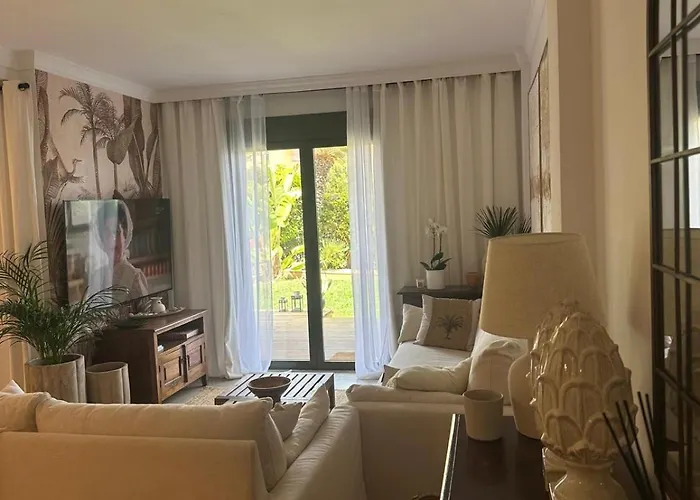 Estepona apartamento en planta baja con jardín privado y siete piscinas
