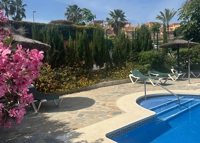 Estepona apartamento en planta baja con jardín privado y siete piscinas