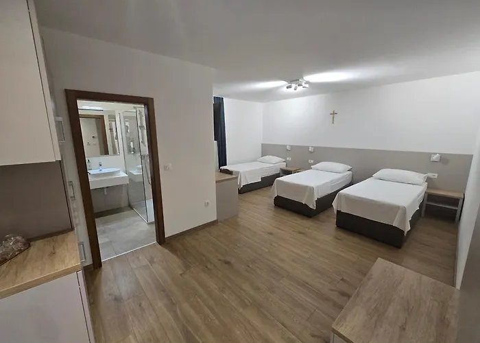 Hotel 81