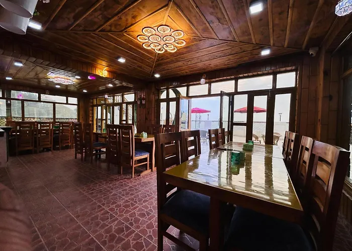 Pine View Luxury Resort With Mountain View & Premium Rooms