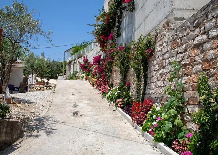 Uzeiri Guest Hotel