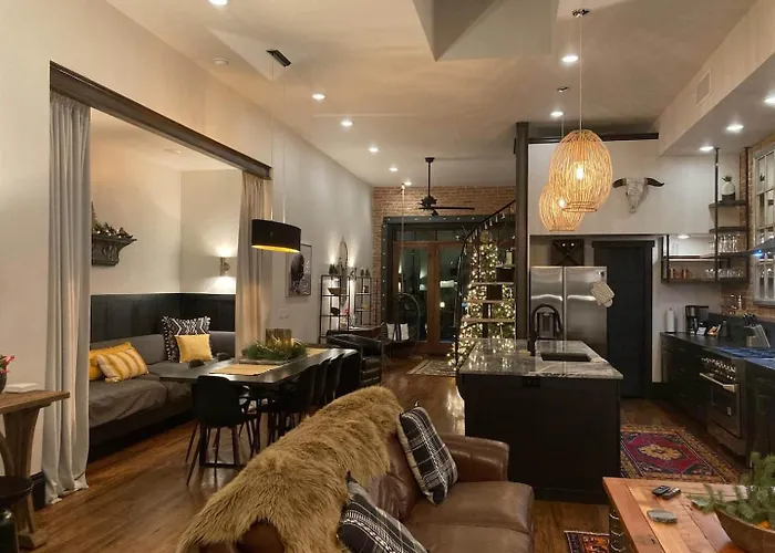 Luxe Main St Loft With Rooftop Lounge And Balcony