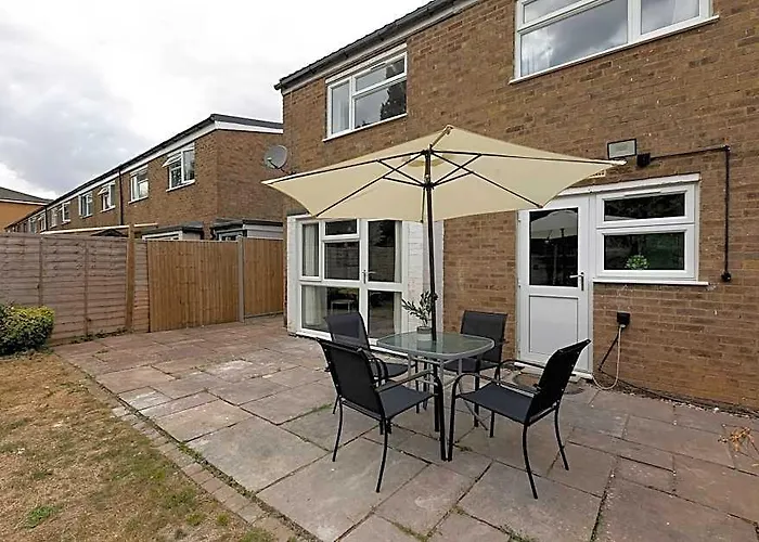 Skyvillion - Lush 2 Bed Hydean Way House Garden