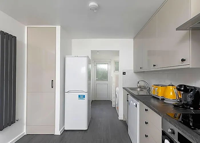 Skyvillion - Lush 2 Bed Hydean Way House Garden