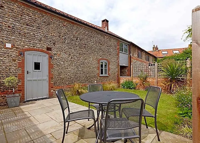 Spacious 2 Bedroom Coach House In Cley Norfolk