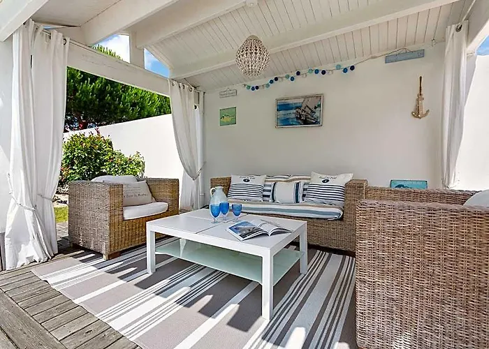 Spacious Villa By The Sea