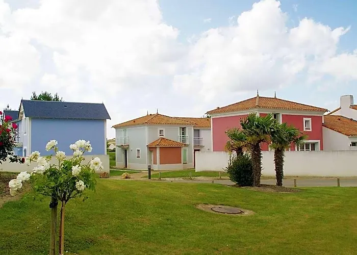 Villa In France With Private Pool And Golf Views