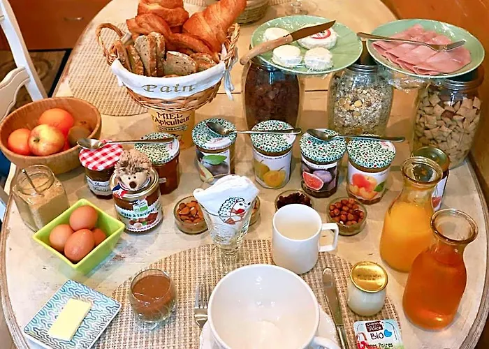 ! A Decouvrir ! Naturalbnb - Chambres D'Hotes Climatisees Au Calme - Top Confort Et Reposant - Parking Gratuit Securise - Garage Velos Et Motos - Offert Copieux Petit Dejeuner Fait Maison Sucre-Sale, Local Et Bio - Accueil Et Convivialite Garantis !