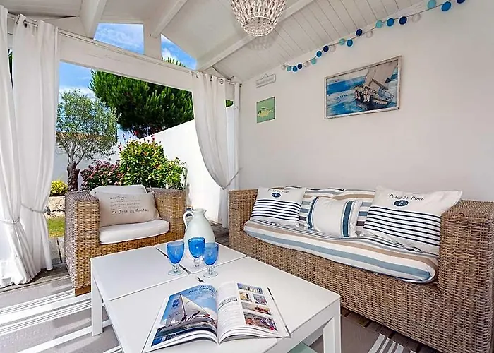 Spacious Villa By The Sea
