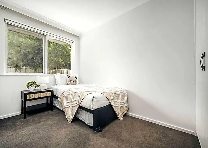Ultra-Convenient 2 Bedroom Gem At Chadstone