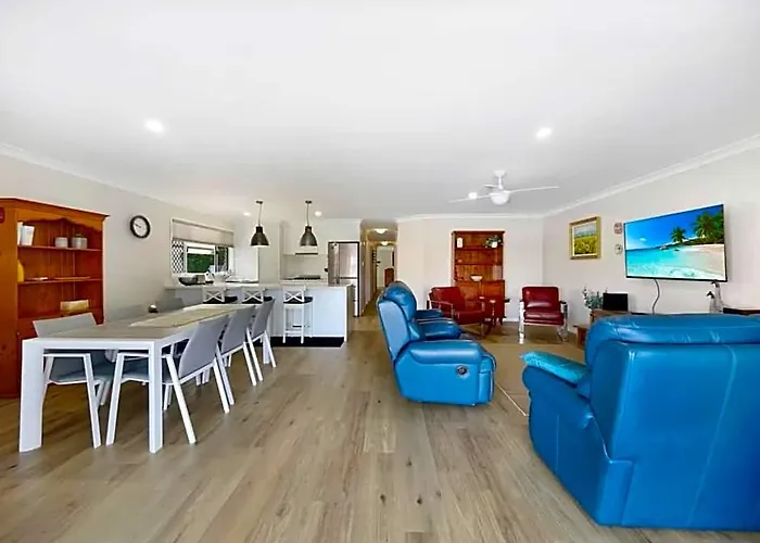 Spacious Holiday Unit On Canal At Banksia Beach