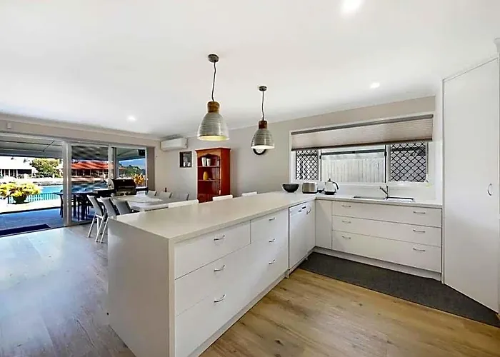 Spacious Holiday Unit On Canal At Banksia Beach
