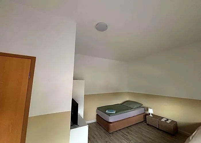 Doppelzimmer-Bad-Kuehlschrank-Parkplatz-10
