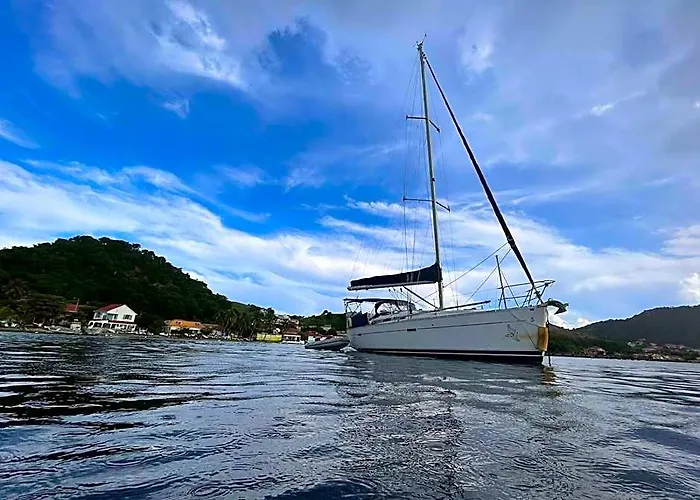 Le Voilier Dans La Baie Des Saintes