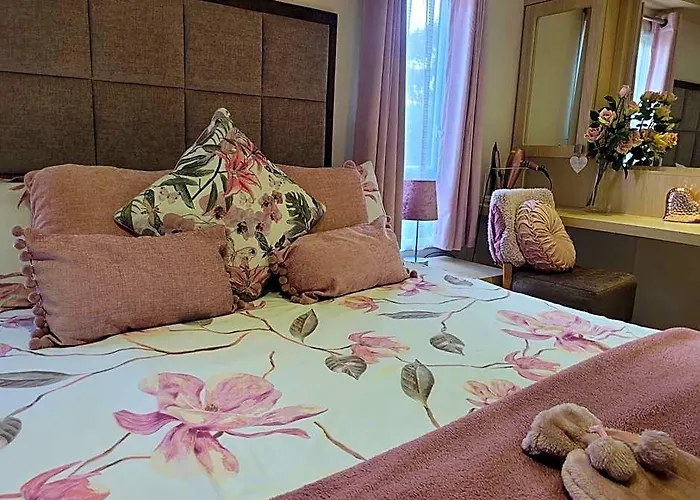 Beautiful 2 Bedroom Caravan, Holiday Park Tenby