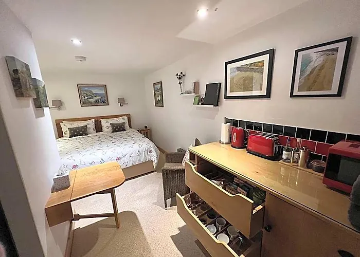 Lands End Hostel And B&B