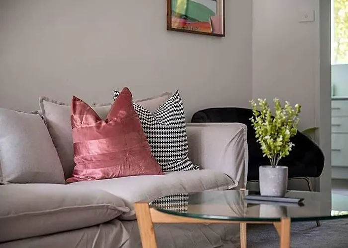 Ultra-Convenient 2 Bedroom Gem At Chadstone