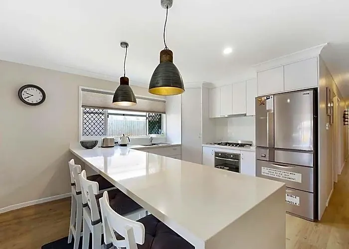 Spacious Holiday Unit On Canal At Banksia Beach