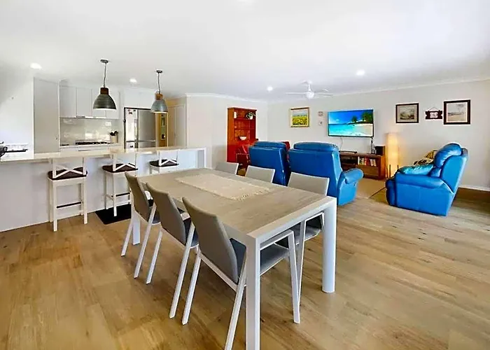 Spacious Holiday Unit On Canal At Banksia Beach
