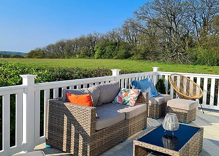 Beautiful 2 Bedroom Caravan, Holiday Park Tenby