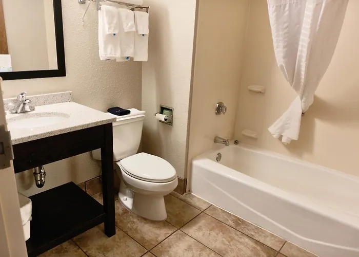 Days Inn By Wyndham Fargo - West Acres