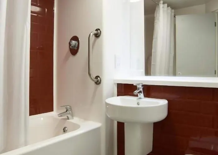 Travelodge Farnborough Central