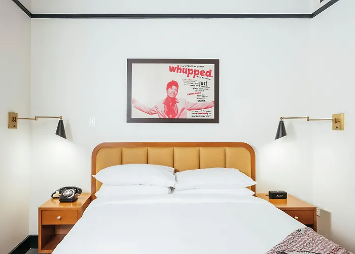 Dew Drop Inn Hotel & Lounge