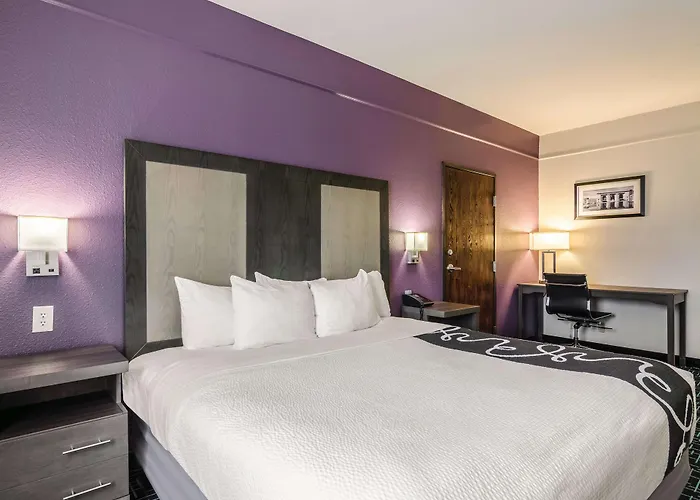 La Quinta By Wyndham Kansas City Airport